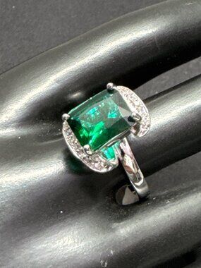 Emerald Green Cubic Zirconia Ring Sterling Silver 925 Size 10 Elegant Design For